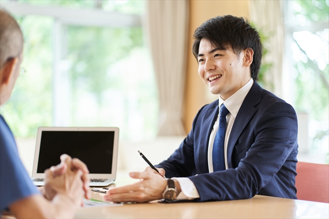 説明をする不動産営業マン 説明をする不動産営業マン