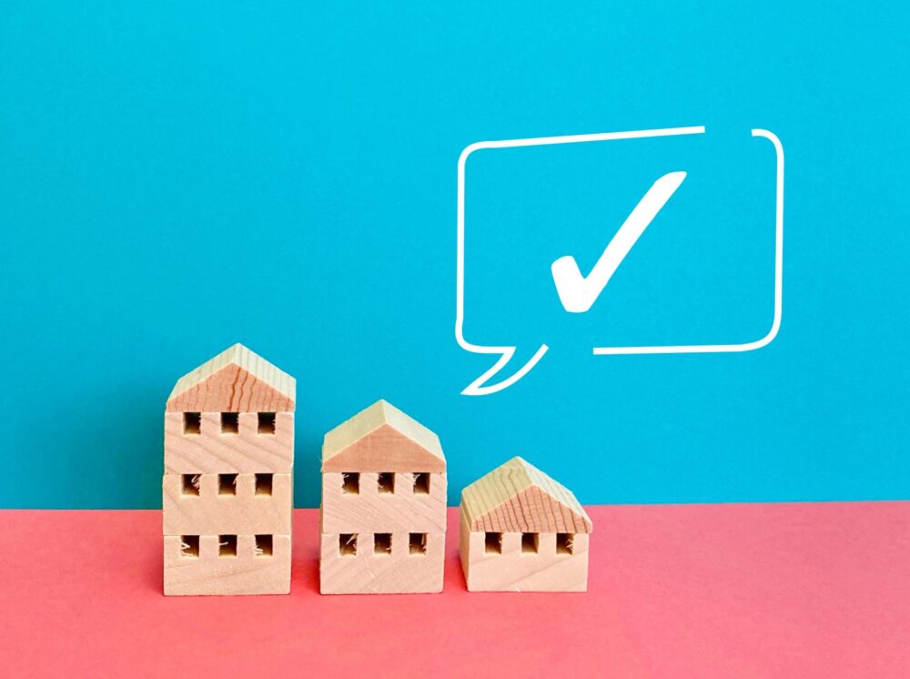 家のミニチュアが並んでいる